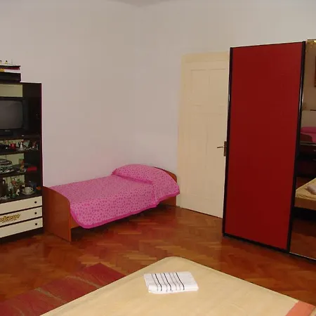 ルームズ シェッチャー ゲストハウス